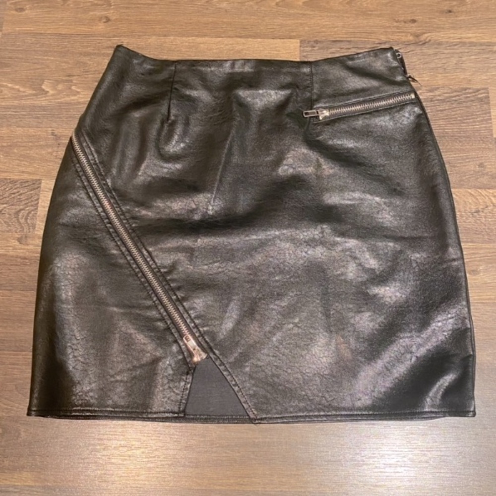 3 for $40
Missguided zipper leather skirt sz 4